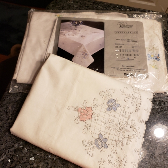 Tablecloth And 6 Napkins, And 2 pillowcases - Picture 1 of 16